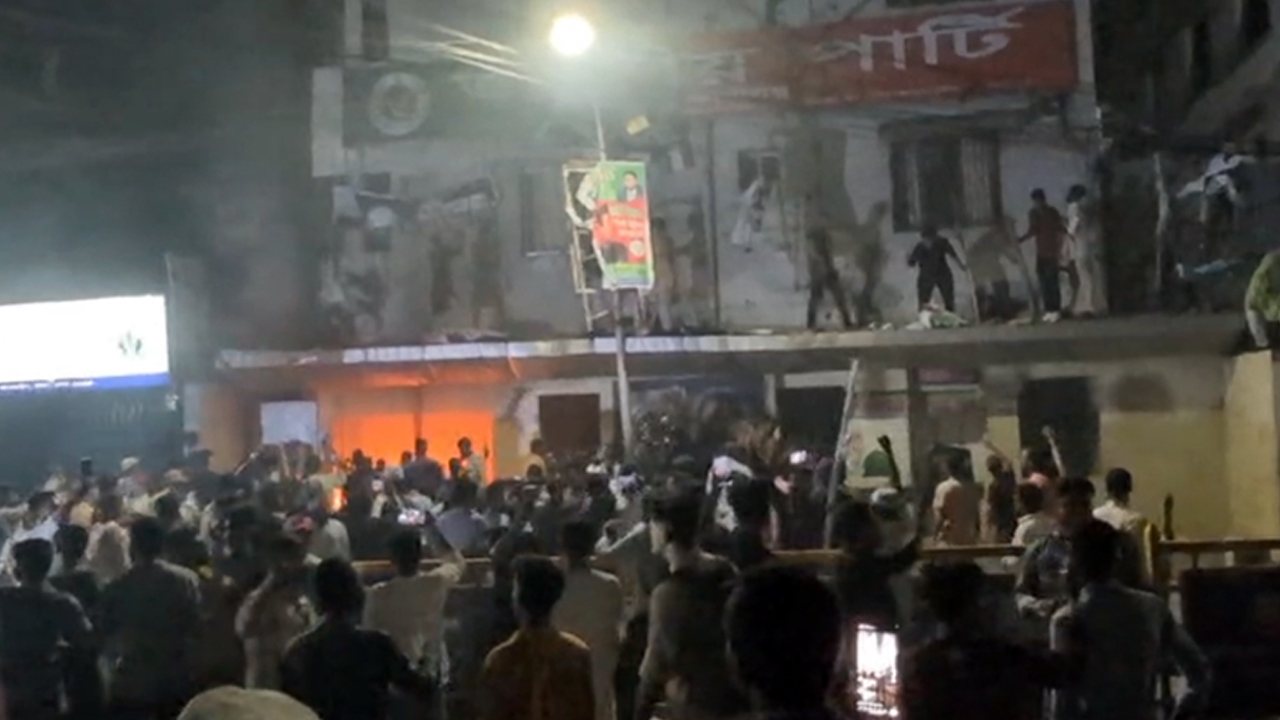 জাতীয় পার্টির কার্যালয়ে হামলা, গুলিবিদ্ধ ২ যুবক